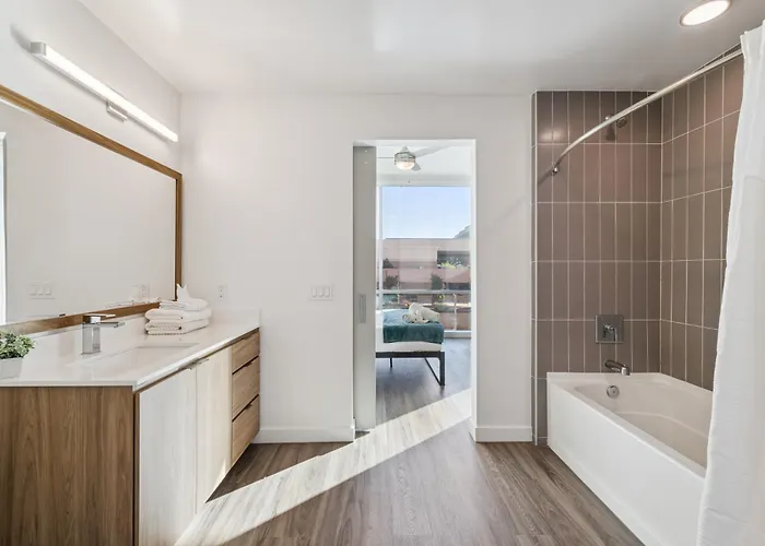 Cozysuites At Adeline Apartment